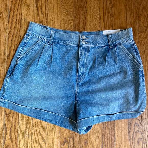 American Eagle Pleated Mom Short Size 6 